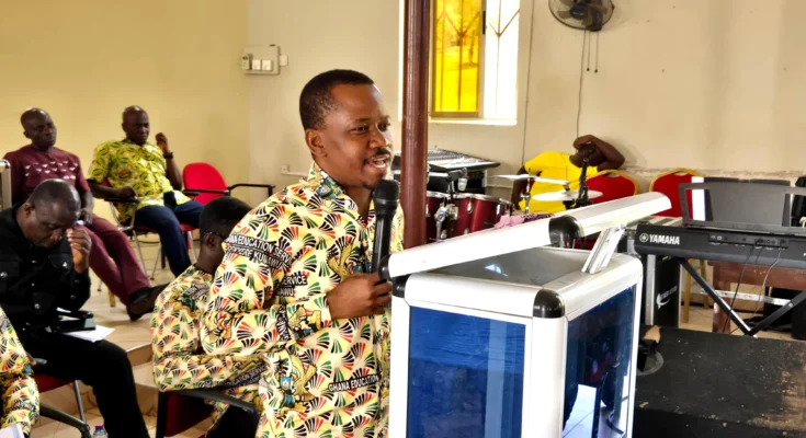 Sir Joe redaing Owusu Kwarteng Profile at Kumawu Presby Church